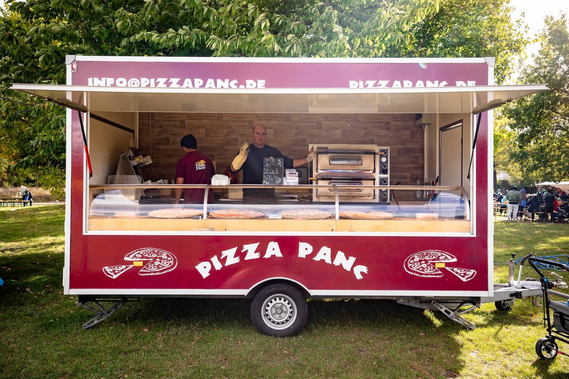 Pizza Catering Brandenburg - eine frische Pizza Margherita auf einem Holzbrett.