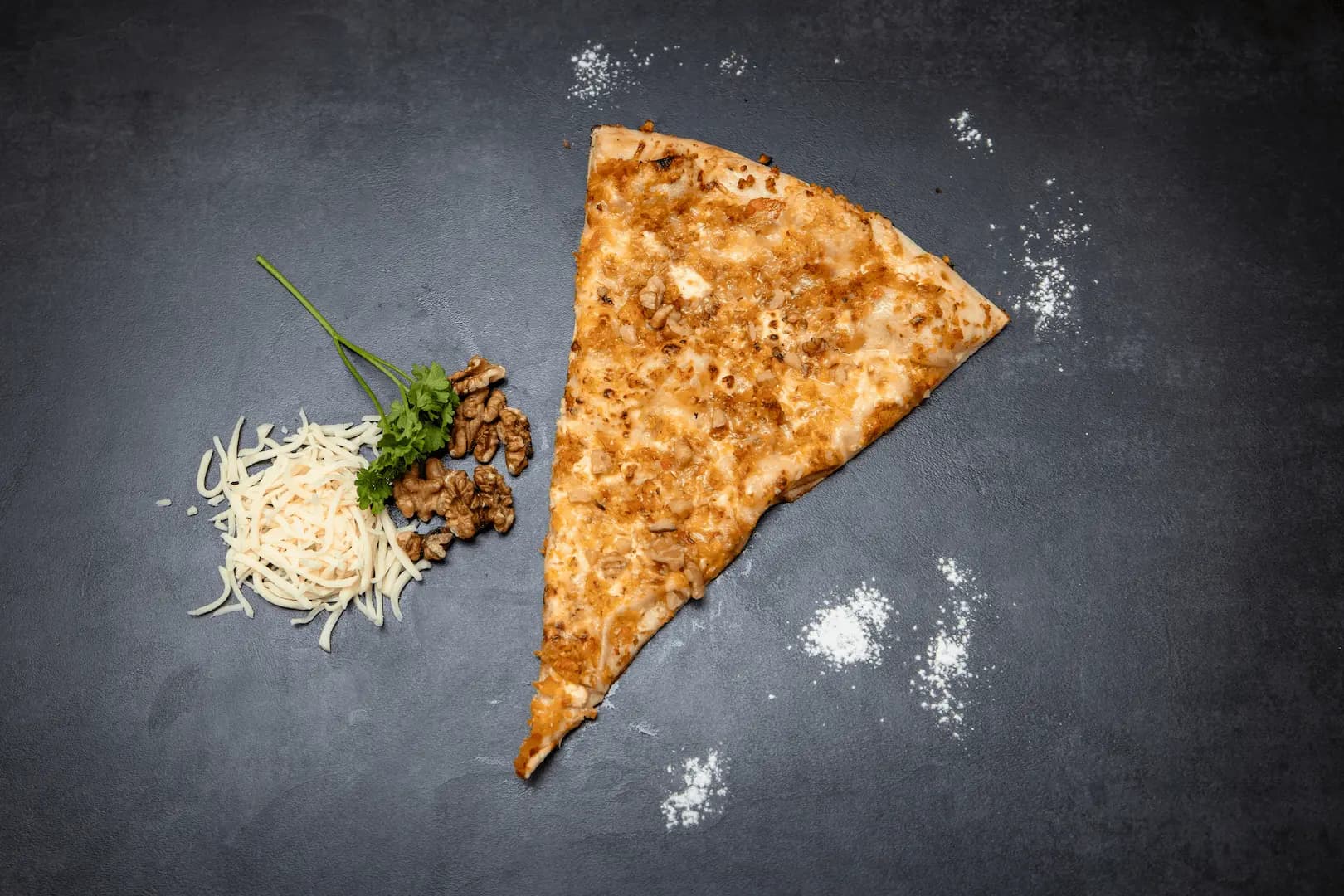 Pizza Catering Brandenburg - eine Stück frischer Pizza aus unserem Foodtruck.