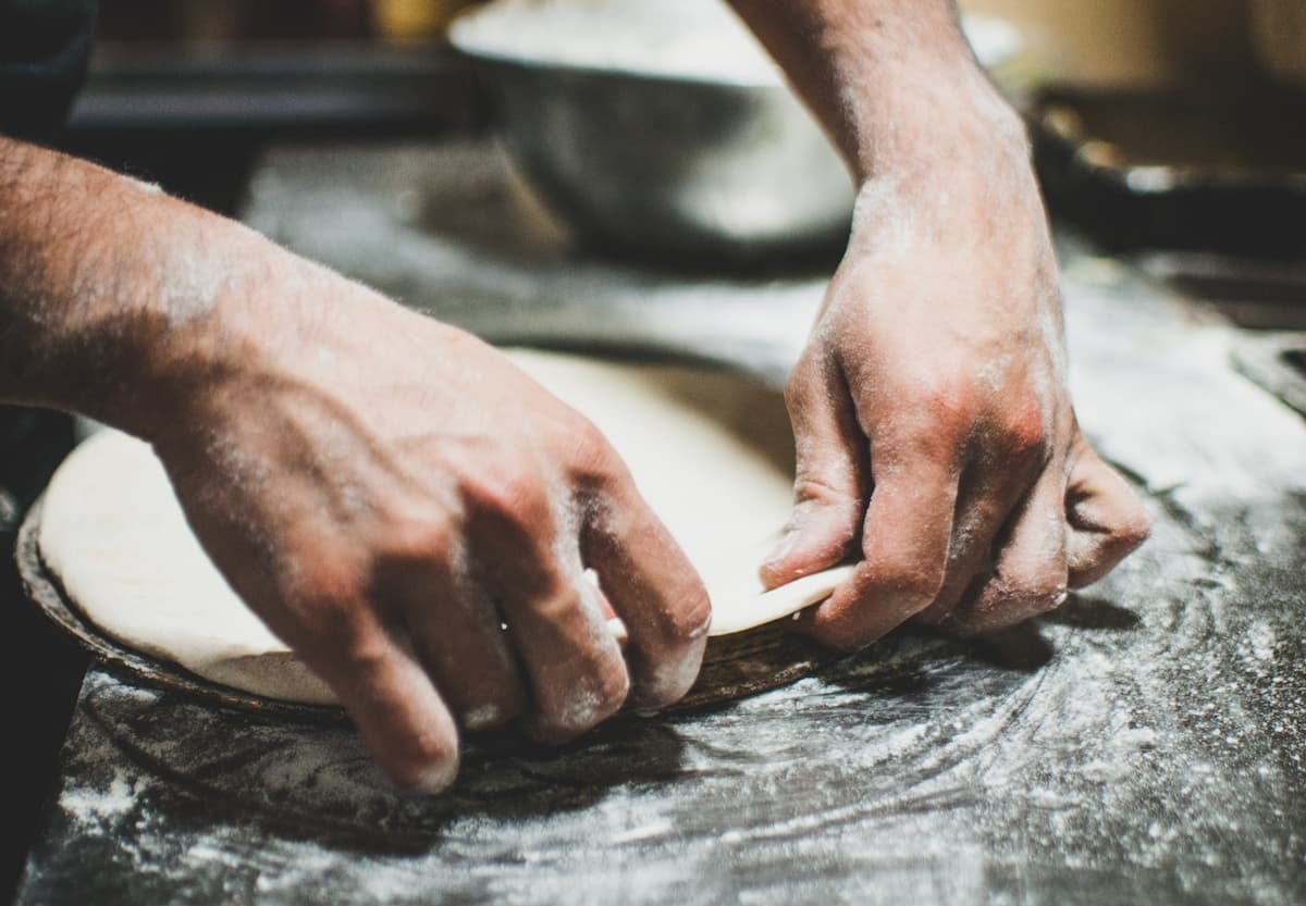 Pizza Catering Brandenburg - Pizzateig wird von Hand geknetet.