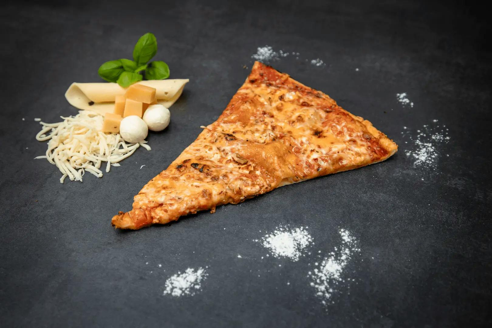 Pizza Catering Brandenburg - eine Stück frischer Pizza aus unserem Foodtruck.